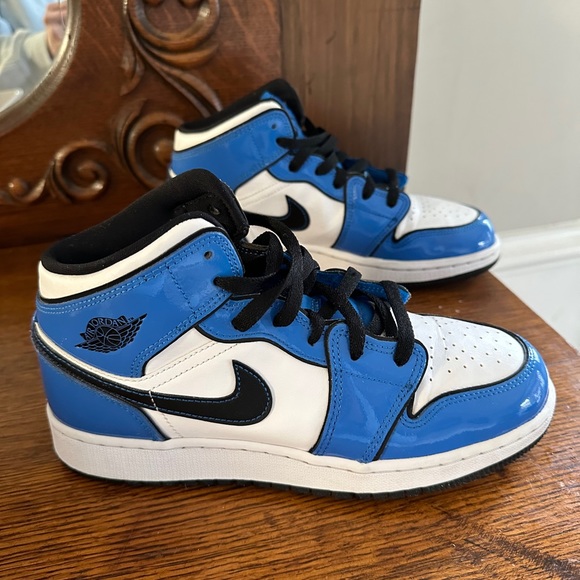 Jordan 1 amid “Signal Blue” - Picture 3 of 5